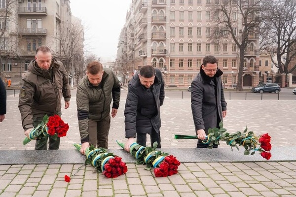 Цепь несокрушимых и возложение цветов: как в Одессе отмечают День Соборности Украины