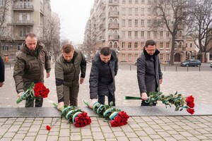 Цепь несокрушимых и возложение цветов: как в Одессе отмечают День Соборности Украины