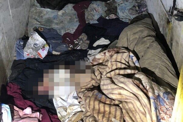 В Одессе задержали бездомную, которая родила и бросила младенца в заброшке на "Двух Столбах" В Одессе задержали бездомную, которая родила и бросила младенца в заброшке на "Двух Столбах"