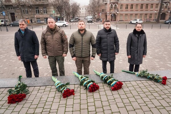Цепь несокрушимых и возложение цветов: как в Одессе отмечают День Соборности Украины