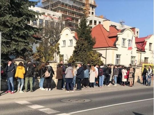 Українців за кордоном зобов’язали ставати на військовий облік у дипустановах: кого стосується