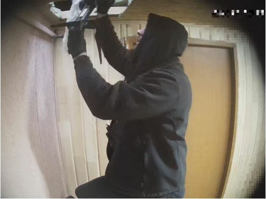 Отвір для квадрокоптера та спецдвері для «касира»: в Україні з’явилася нова шахрайська схема щодо обміну валют