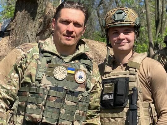 Усик приїхав на&nbsp;фронт до&nbsp;українських воїнів та&nbsp;відправив &laquo;подарунок&raquo; рашистам (відео)