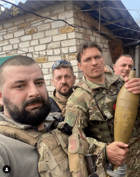 Усик приїхав на&nbsp;фронт до&nbsp;українських воїнів та&nbsp;відправив &laquo;подарунок&raquo; рашистам (відео)