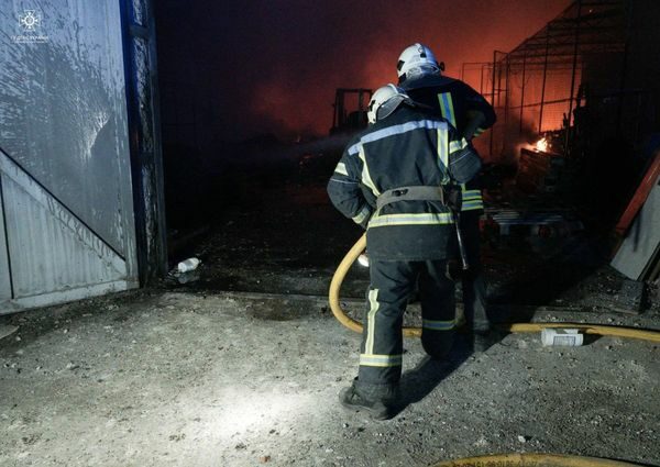 Пожежу гасили всю ніч: з&rsquo;явились фото та&nbsp;відео наслідків обстрілу Тернополя