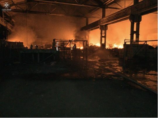 Пожежу гасили всю ніч: з&rsquo;явились фото та&nbsp;відео наслідків обстрілу Тернополя