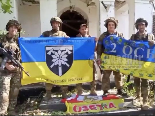 Окупанти тікали, кидаючи техніку, боєприпаси, та зброю: військові показали відео зі звільненого села П’ятихатки