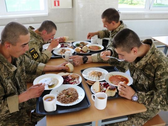 Податкова заблокувала діяльність переможця торгів Prozorro на постачання харчування для армії: що відбувається