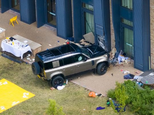 У Лондоні автомобіль врізався у будинок школи: одна дитина загинула, багато поранених (фото, відео)