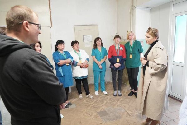 Юлія Тимошенко вчергове побувала у прифронтових містах Донбасу: що привезла лікарням для зимування