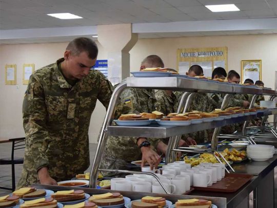 Постачальники харчів для армії заробляли по 8 грн на буханці: журналісти оприлюднили результати аудиту Рахункової палати