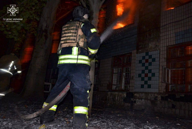 Росіяни всю ніч та ранок обстрілювали Херсон: серед поранених — поліцейські (фото, відео)