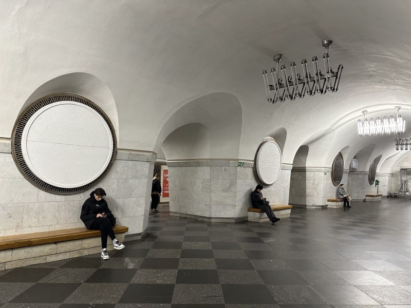 Станцію київського метро «Вокзальну» «декомунізували» дерев'яними щитами (фото)