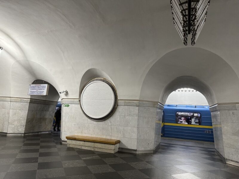 Станцію київського метро &laquo;Вокзальну&raquo; &laquo;декомунізували&raquo; дерев'яними щитами (фото)