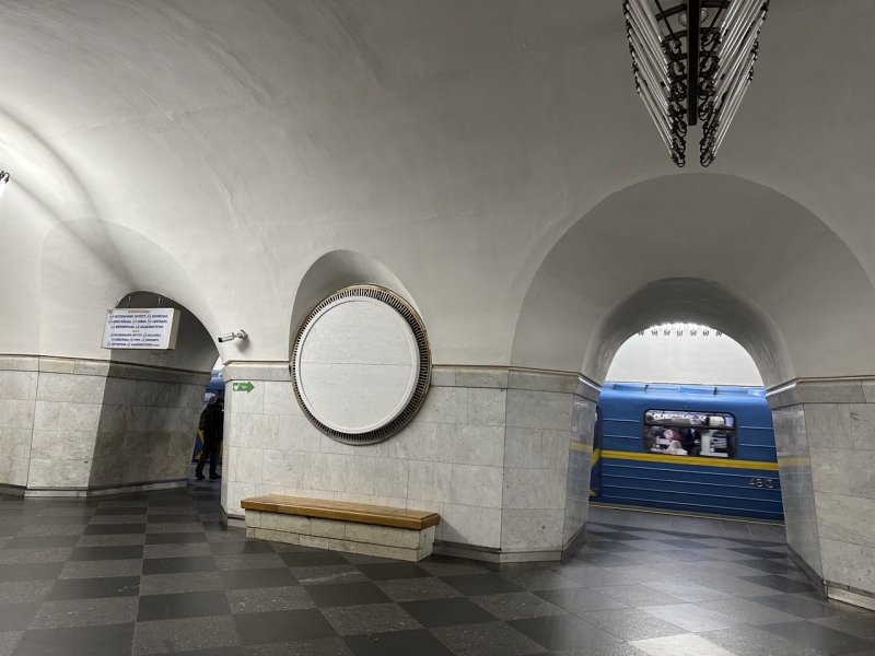 Станцію київського метро «Вокзальну» «декомунізували» дерев'яними щитами (фото)