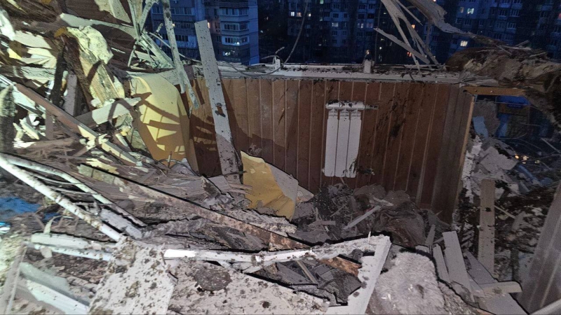 Окупанти вдарили по центру Херсона: пошкоджено багатоповерхівку та медзаклади (фото)