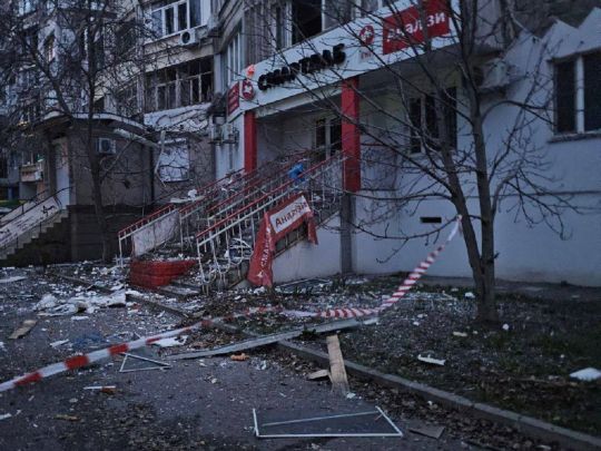 Окупанти вдарили по центру Херсона: пошкоджено багатоповерхівку та медзаклади (фото)