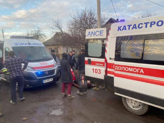 Росіяни вдарили ракетою по Смілі на Черкащині: пошкоджені житлові будинки, є поранені (фото)