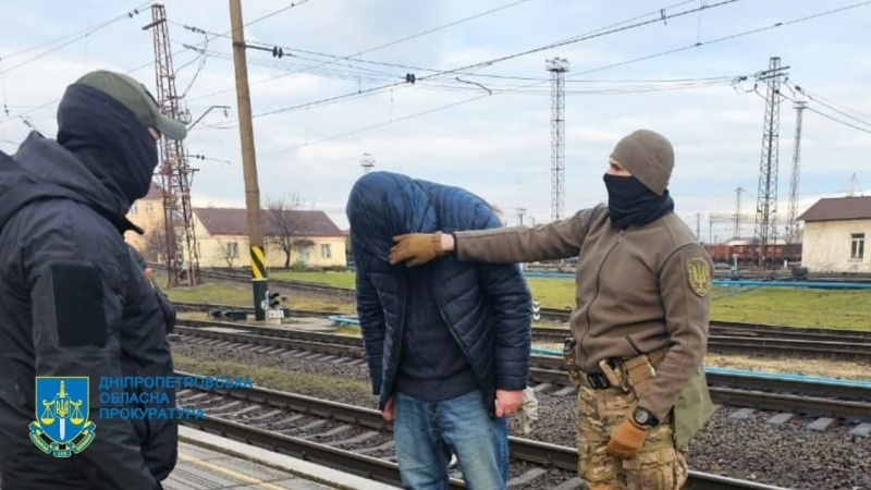 Чиновник «Укрзалізниці» шпигував для росіян за військовими ешелонами на Дніпропетровщині (фото)