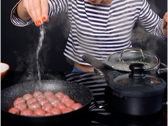 Соковиті фрикадельки під сиром у&nbsp;духовці: простий та&nbsp;дуже смачний рецепт від Ольги Мартиновської