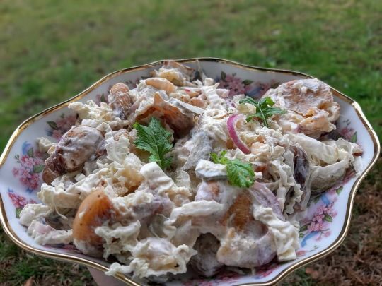 Салат із&nbsp;запеченої картоплі з&nbsp;маринованими огірочками: рецепт відомої кулінарки
