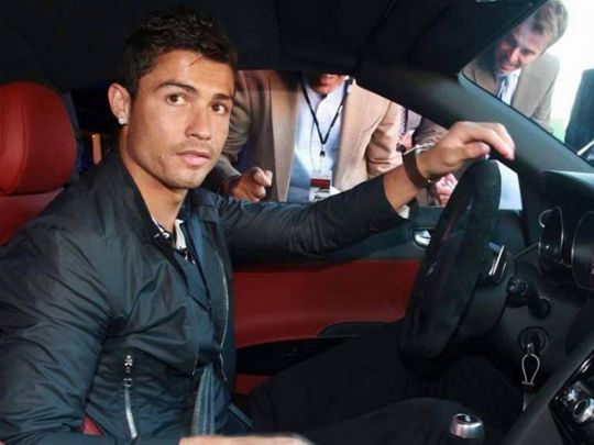 Кріштіану Роналду промчав нічним Лісабоном на розкішному Ferrari, який здатний їздити сам (відео)