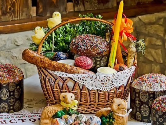 Горілку залиште вдома, а ось хрін та сіль не забудьте: що покласти в кошик для освячення в церкві на Великдень