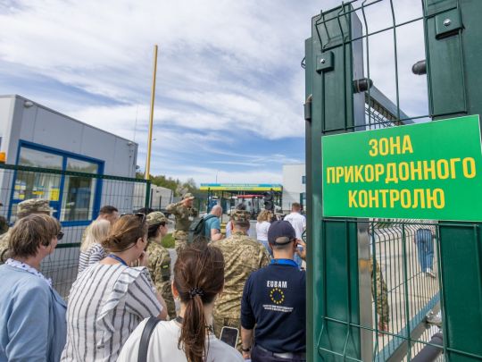 Перевірятимуть ретельніше: які документи знадобляться українцям для виїзду за кордон з 18 травня