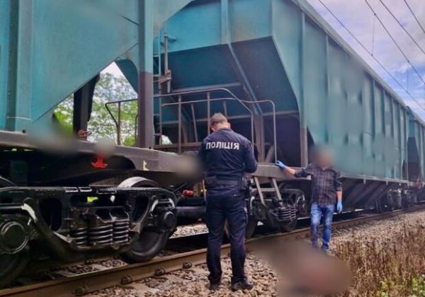 В Одесской области грузовой поезд переехал 15-летнюю девушку