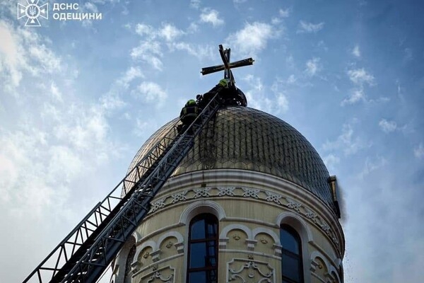 Утром в один из куполов храма Свято-Иверского мужского монастыря ударила молния 
