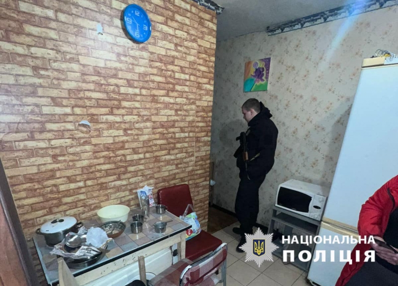 Кинута 16-річною матір'ю однорічна дитина кілька днів провела на самоті у порожній квартирі (фото)