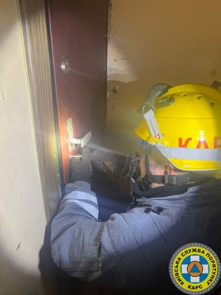 Кинута 16-річною матір'ю однорічна дитина кілька днів провела на самоті у порожній квартирі (фото)