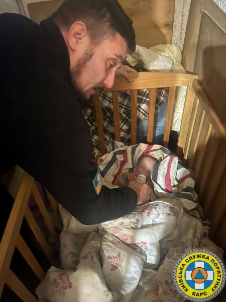 Кинута 16-річною матір'ю однорічна дитина кілька днів провела на самоті у порожній квартирі (фото)