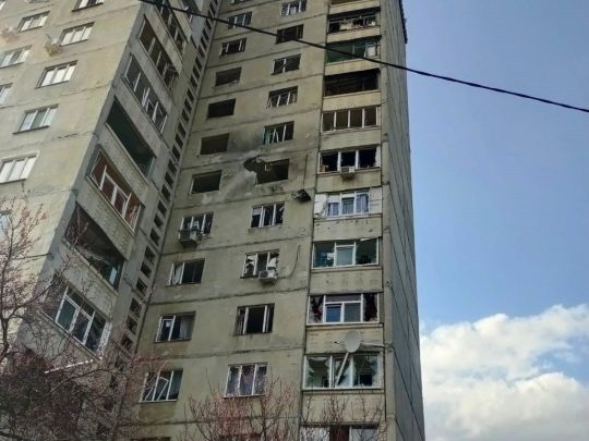 Російський дрон врізався у 16-поверхівку у Харкові