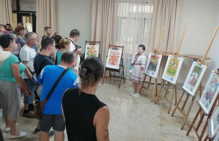 &laquo;Картина доньки прикрашає кабінет міністра закордонних справ Франції&raquo;: як&nbsp;11-річна школярка із&nbsp;прифронтових Сум збирає донати для ЗСУ