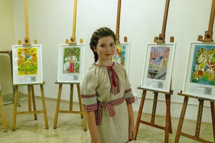 &laquo;Картина доньки прикрашає кабінет міністра закордонних справ Франції&raquo;: як&nbsp;11-річна школярка із&nbsp;прифронтових Сум збирає донати для ЗСУ