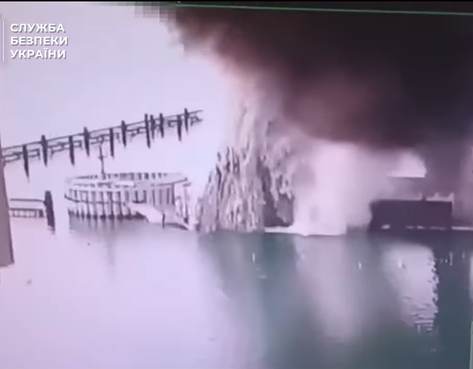 Підірвали підводні опори: СБУ втретє вразила Кримський міст (фото, відео)