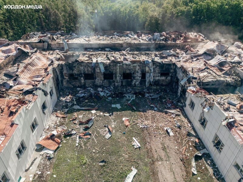 Корпус Сумського університету зруйновано внаслідок удару росіян (фото, відео)