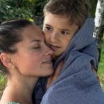 Тремтів усім тілом: популярна акторка разом з сином потрапила під атаку росіян