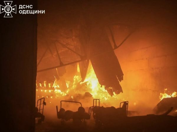 Під Одесою масштабна пожежа після нальоту ворожих безпілотників (фото, відео)