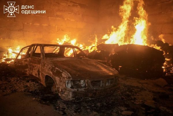 Під Одесою масштабна пожежа після нальоту ворожих безпілотників (фото, відео)
