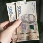 Українцям почали виплачувати 1000 гривень: Зеленський повідомив, скільки людей зможуть отримати