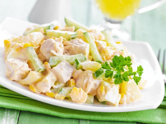 Салат з&nbsp;копченою куркою та&nbsp;кукурудзою: чудовий варіант і&nbsp;для звичайної вечері, і&nbsp;для святкової