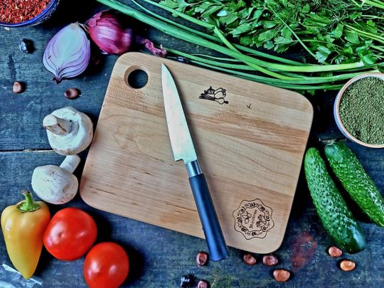 Сире м&rsquo;ясо, часник та&nbsp;буряк: топ продуктів, які ніколи не&nbsp;слід різати на&nbsp;дерев&rsquo;яній дошці