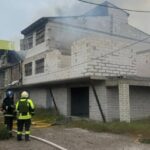 РФ нанесла удар по дому в Одесской области: вспыхнул пожар