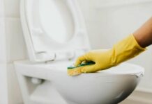 Забудьте про оцет і соду: чим ефективно очистити унітаз від нальоту